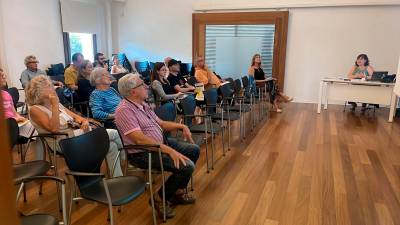 Los vecinos escuchando las propuestas del Ayuntamiento. Foto: Alba Mariné