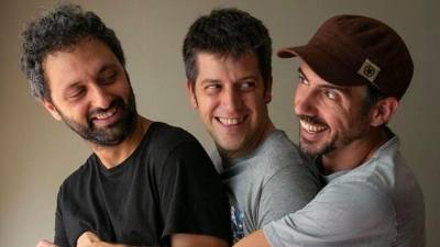 El reusense Ferran Piqué, el primero a la derecha, junto a los otros dos miembros de Els Amics de les Arts. FOTO: cedida