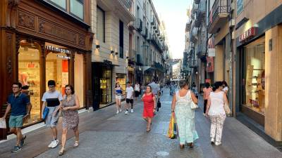 El eje Monterols-Llovera es la principal zona comercial de la ciudad de Reus. FOTO: Alba Mariné