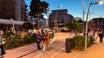 Uno de los nuevos tramos peatonales de la calle Carles Buïgas de Salou. Foto: Alba Mariné