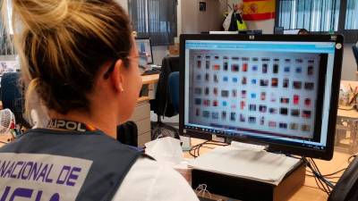 Una agente revisa imágenes confiscadas. Foto: CNP