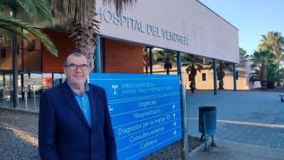 Joan Maria Adserà, en las puertas del hospital de El Vendrell. foto: JMB