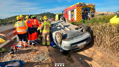 El coche ha volcado en la mediana, en la AP-7 a la altura de Freginals. Foto: Bombers