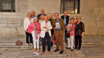 Foto de grup, havent sopat a la plaça de la Font, després de la presentació d’‘Escrits sobre Fabra’ (2018), de Josep Murgades.