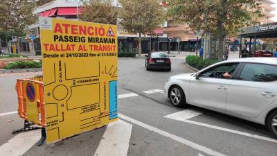 La Policía Local ha señalizado en varios puntos las alternativas de circulación para los vehículos. Foto: Alfredo González