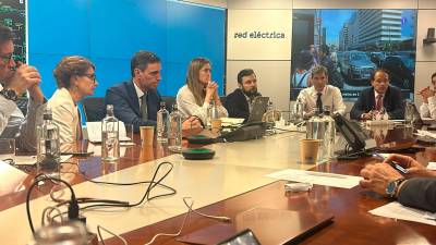 Momento de la reunión de este lunes tras el apagón. Foto: EFE