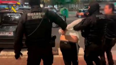 Detención de uno de los sospechosos.