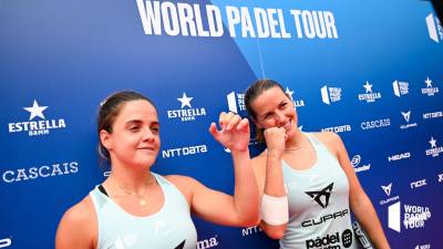 Paula Josemaría y Ari Sánchez festejando su título en el Cascais Open 2022. Foto: World Padel Tour