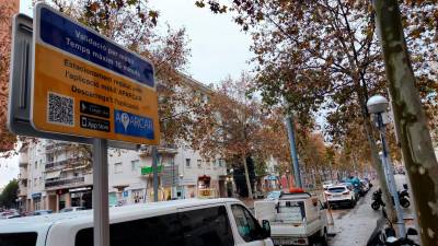 Una de las señales informativas de la nueva zona de aparcamiento naranja, en la avenida Ramon d’Olzina de Vila-seca. Foto: I. A.