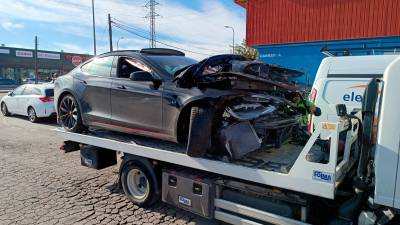 El Tesla dañado tras el impacto con la furgoneta. FOTO: Jordi Sanvisens/cedida