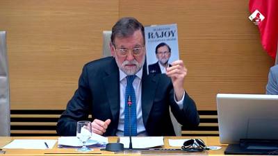 Captura de imagen del expresidente Mariano Rajoy recomendando a la comisión de investigación de la Operación Catalunya que compre su libro. Foto: ACN