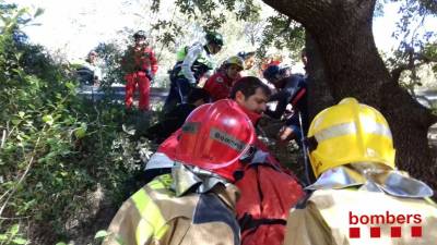 Rescat del ciclista accidentat a Querol. Foto: Bombers