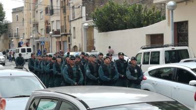 Agentes de la Guardia Civil llegando a la A.VV. La Formiga de Vila-seca: FOTO: Shaila Cid