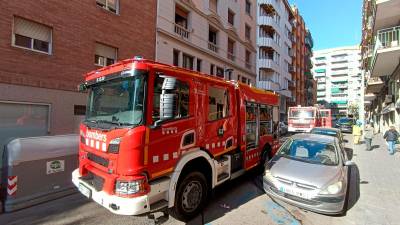 Los bomberos en el lugar del incendio. Foto: Jordi Sanvisens