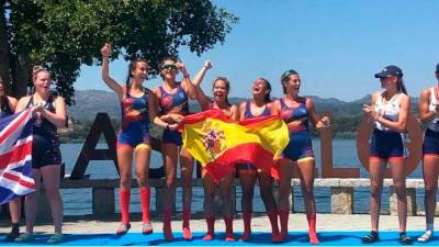 Las remeras españolas del cuatro con que tienen a Laura Turón (CN Amposta) en sus filas, subieron a lo más alto del podio. foto:DT
