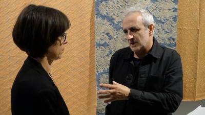 El artista visual Isaías Griñolo (derecha) conversando con la concejal de Cultura de Amposta, Inés Martí (izquierda). Foto: Cedida