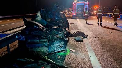 El coche destrozado del vecino de Tarragona. Foto: Bomberos de León