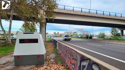 Uno de los primeros radares-remolque activados para controlar la velocidad de los vehículos. foto: sct