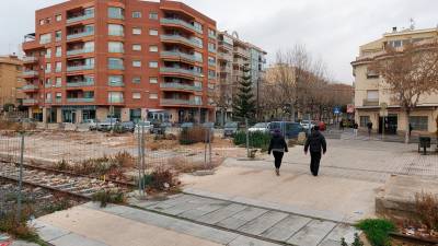 La urbanización del entorno de la antigua estación es una de las inversiones que quedan a la espera de ser presupuestadas. Foto: Alba Mariné