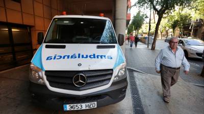 Las ambulancias azules y blancas son las no urgentes.