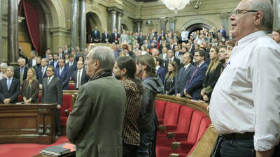 Imatge d'arxiu dels diputats catalans cantant ´Els Segadors´ en la sessió constitutiva del Parlament de Catalunya