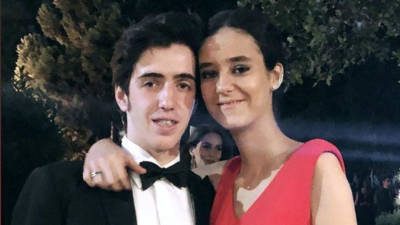 Entre los 300 invitados de la fiesta estaba el exnovillero Carlos Ochoa, que se fotografi&oacute; con Victoria en la fiesta. foto: instagram