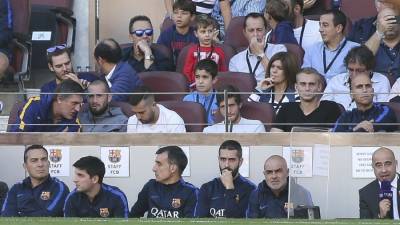 Aleix Vidal en la grada del Camp Nou, tras quedarse fuera de la convocatoria. A su izquierda aparecen Jordi Alba y Sergi Roberto. FOTO: Sport