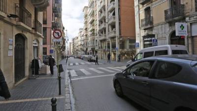La calle Unió mantiene el mismo urbanismo de toda la vida, en el que predomina el asfalto. Foto: lluís milián