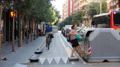 El consistorio no descarta la posibilidad de revertir el carril bici de Pere Martell. foto: Pere Ferré