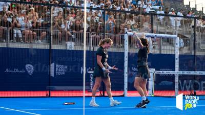 Ari Sánchez y Paula Josemaría, festejando su título en Abu Dhabi. Foto: World Padel Tour