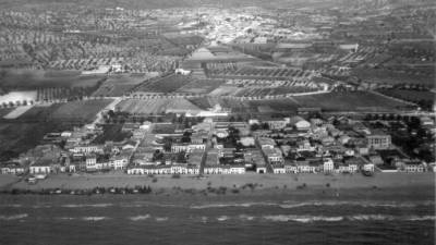 El núcleo de la playa de Calafell en sus inicios de expansión.