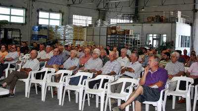 Imatge d'una de les juntes generals d'aquest passat diumenge en què es va aprovar la fusió de les cooperatives de Santa Bàrbara i Freginals. Foto: ACN