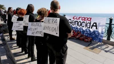 La entidad Stop Mare Mortum Tarragona llevó a cabo ayer al mediodía una concentración para denunciar la política que está llevando a cabo la Unión Europea con los refugiados y los demandantes de asilo. Foto: Ll.M