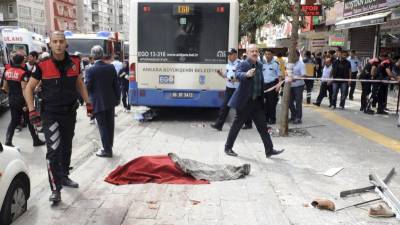 Un cadáver permanece en el lugar donde se ha producido el accidente de un autobús público en Ankara (Turquía). Foto: EFE