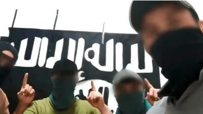 La imagen difundida por la agencia Amaq donde aparecen los cuatro presuntos terroristas. Agencia Amaq