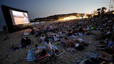 La película ‘Alcarràs’ se proyectó ayer en la playa de La Móra. Foto: Pere Ferré