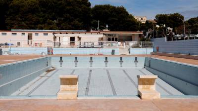 La piscina municipal de Altafula, completamente vacía, puesto que este verano se ha mantenido cerrada al público. foto: 0Pere Ferré