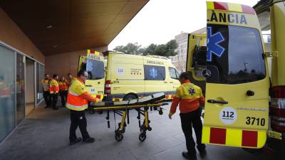 Entrada reservada para las ambulancias en el hospital Joan XXIII de Tarragona ayer por la tarde. FOTO: PERE FERRÉ