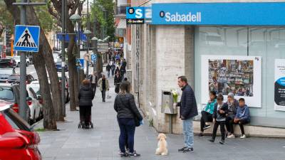 Oficina del Banc Sabadell en la calle Pere Martell de Tarragona, en una imagen de ayer al trascender la posible fusión. foto: pere ferré