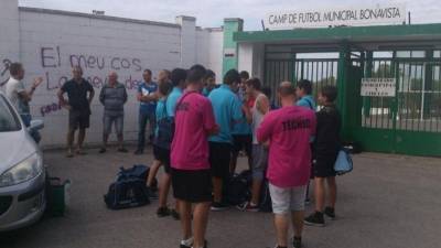 Los jugadores de categoría infantil, a las puertas del campo de fútbol municipal de Bonavista, al que no pudieron acceder ayer. Foto: DT