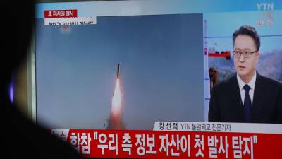 Un noticiario de la televisiÃ³n surcoreana informando del disparo fallido de un misil. FOTO: EFE