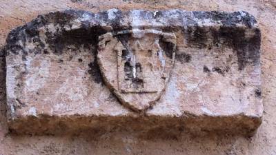 El escudo de los Palou en el castillo de Calafell.