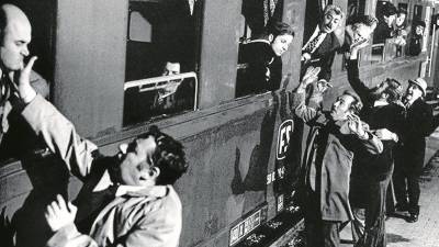Los cuatro amigos de la película ‘Habitación para cuatro’ repartiendo bofetadas a los viajeros del tren.