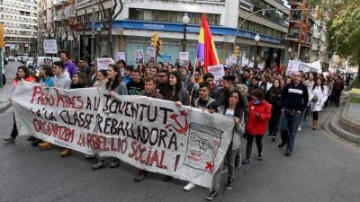 Imagen de la protesta de los estudiantes que se llevó a cabo ayer por las calles de la ciudad de Tarragona y que concentró a unas 300 personas. Foto: Lluís Milián