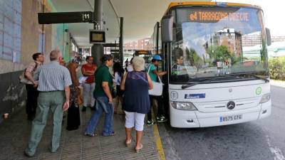 Una pantalla anuncia el tiempo que falta para que lleguen los nuevos autobuses. Foto: Lluís MIlián