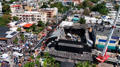 Se suman así cinco nuevos fallecimientos en las últimas horas a causa del derrumbe del techo de la discoteca Jet Set. Foto: EFE