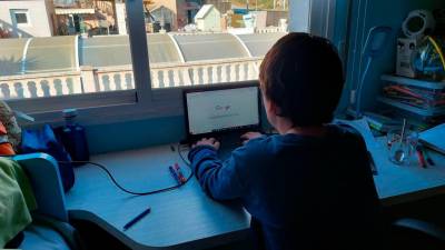 Un niño con un ordenador. Foto: J.C.