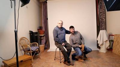 Carlos Legaz (71 años), con su hijo Javier (42), en el estudio de su tienda en Torreforta. Foto: Lluís Milián