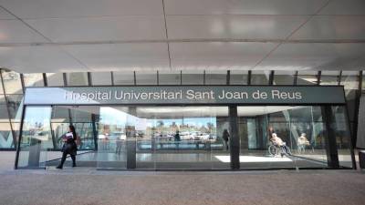 La víctima se fue a Urgències del hospital Sant Joan de Reus a curarse de las heridas. FOTO: DT