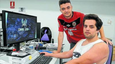Genís Ramírez (i) y Alberto Godoy (d) visitan su web, gamesrisep.es, y su twitter, @gamesrisep. foto: Lluís Milián